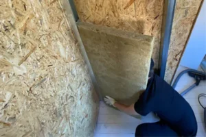 Cloison montée pour redistribuer un espace intérieur