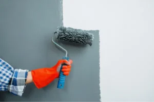Finition d'un plafond après pose des plaques