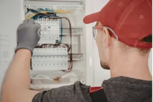 Électricien de JB RENOV intervenant sur une installation