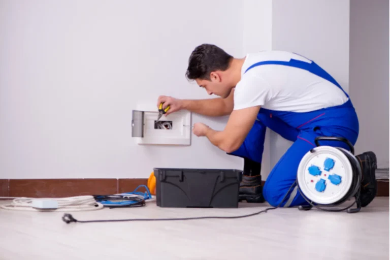 Artisan de JB RENOV au travail sur un chantier