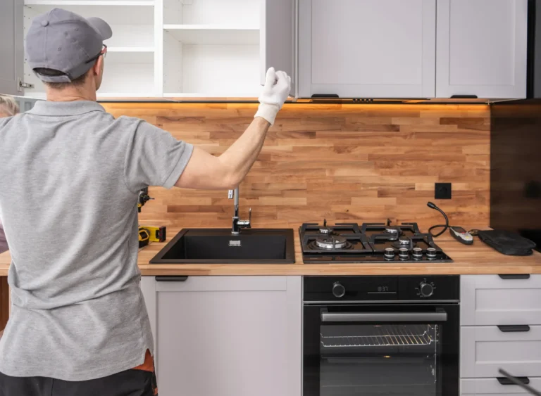 Cuisiniste de JB RENOV ajustant un aménagement