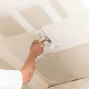 Enduit appliqué sur un plafond avant peinture