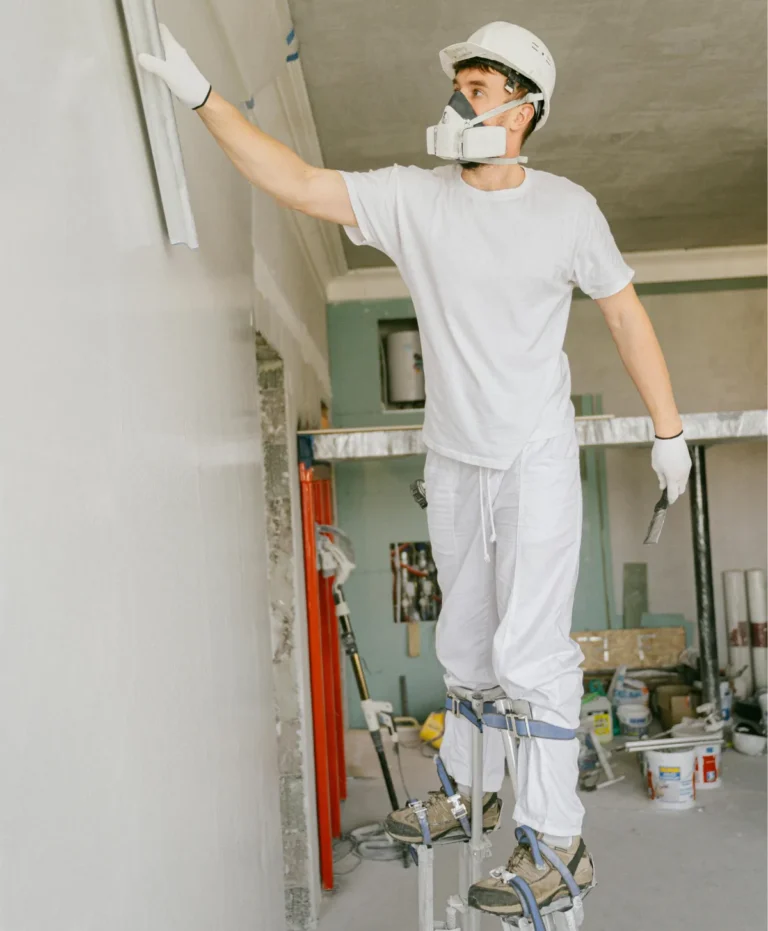 Lissage d'un mur avant peinture par un plaquiste