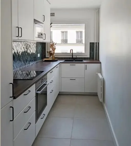 Plan de travail et rangements de la cuisine terminéeès