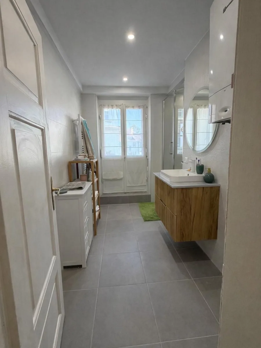 Salle de bain sur mesure après rénovation par JB RENOV à Strasbourgès