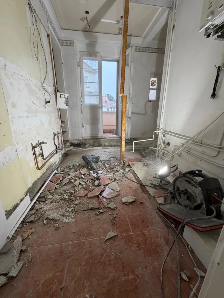 Salle de bain vétuste avant les travaux de rénovation