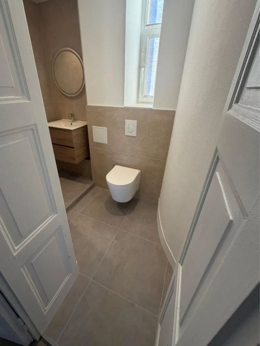 Douche et meuble vasque posés après rénovation de la salle de bainès